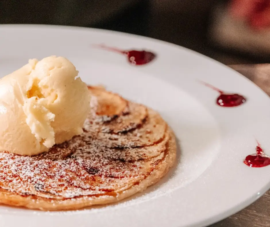Tarta fina de manzana: un postre que puedes disfrutar en El Vasco